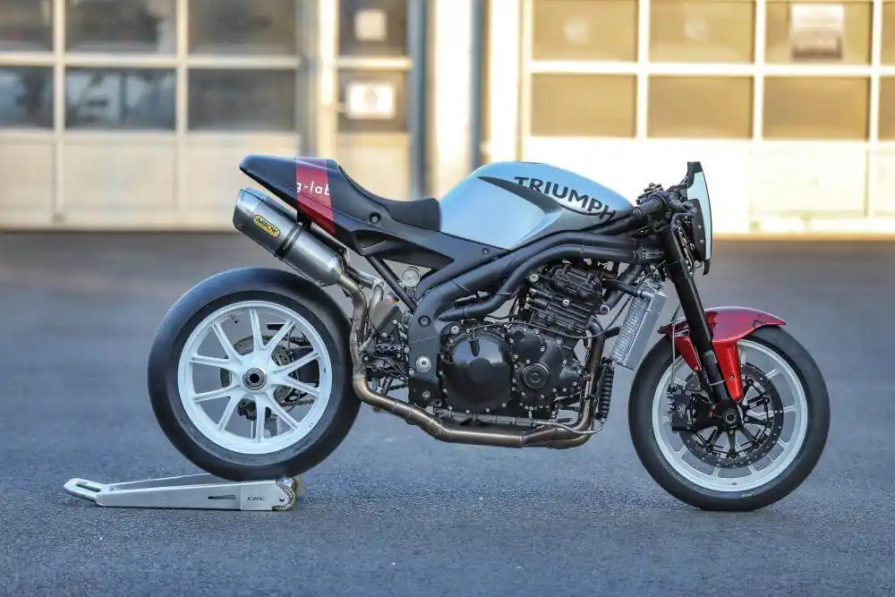 Billig Triumph Speed "Triple X" Racer Umbau auf 1050er Basis